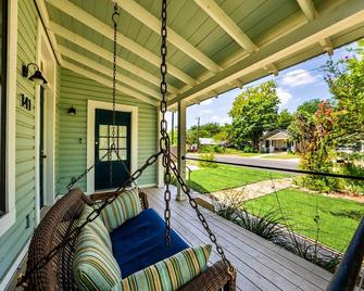 Sip, Explore & Relax! - Boerne - Patio
