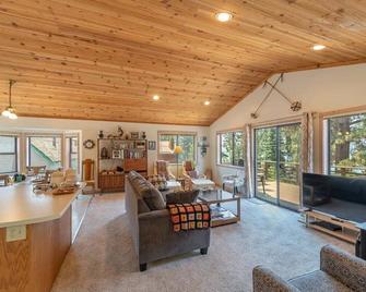 Lake Breeze Family Home in Tahoe Vista- lakeview - walk to lake - Tahoe Vista - Living room
