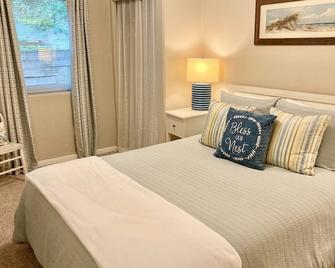 One mile from downtown Harbor Springs, close to Boyne Highlands and Nubs Nob - Harbor Springs - Bedroom