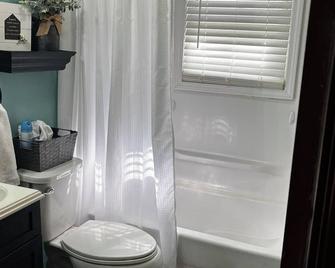 Charming 2-bedroom house with WiFi, AC in superb Bedford - Bedford