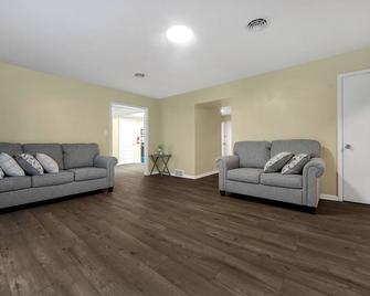 Tranquil Stay in Columbus Ohio. Buzzing restaurant Plaza, EV Charger, 3 bedroom - Gahanna - Living room