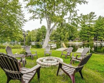 Waterfront Cottage w/ Dock, Hot Tub & Sauna | Fishing & Boating | Sleeps 8 - Severn Bridge - Patio