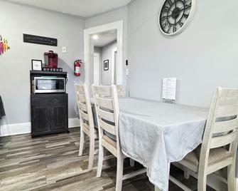 Cedar Brook Retreat - Nyc - Rutgers - Jersey Shore - Union County - Plainfield - Dining room