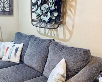 Cozy hill country retreat steps away from Guadalupe River - Hunt - Living room