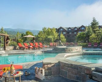 Luxury at Whiteface Lodge and Spa. Pool, Hot tubs, theatre, bowling, etc. - לייק פלסיד - בריכה