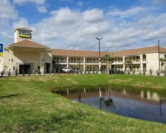 Affordable Room w/ Complimentary Breakfast, Microwave, and Full-Size Fridge - Bay City - Edificio