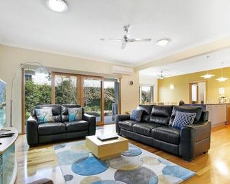 Apartments on Church - Unit 7 - Lakes Entrance - Oturma odası