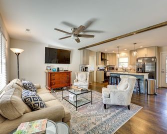 4 Mi to Beach Wilmington Home with Gazebo Deck! - Wilmington - Living room