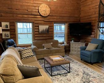 Modern Log Cabin in woods with two gas fireplaces; 20 acres; great location. - Delavan - Wohnzimmer