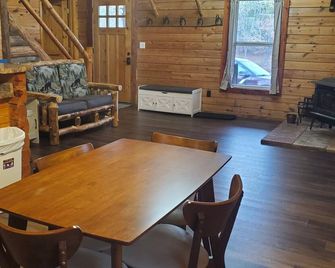 Hidden Hollow Cabin. Charming 2-bedroom cabin on a beautiful lake. - Ironton - Comedor