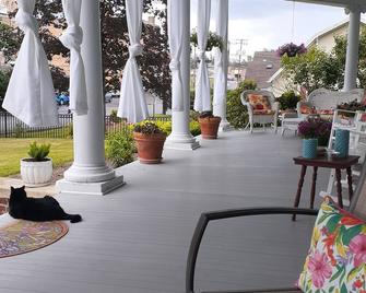 Cozy Turret Room at Nottingham Place in Wise with Plush Queen Bed, Private Detached Full Bath - Wise - Patio