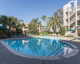 Casa Del Mar Beachfront Suites - Galveston - Pool