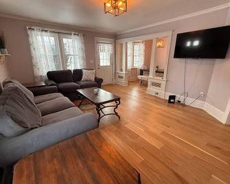 Cute old farmhouse, located within the city. Recently updated. - Pembroke
