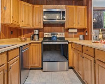 Cozy Creek Cabin - On Austin Creek Hot Tub - Dog Friendly - Bbq Grill - Fast Wifi - Cazadero - Kitchen