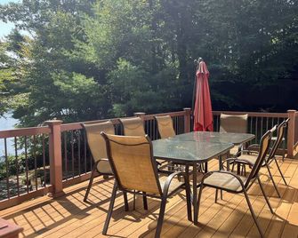 Lakeside Getaway! Gorgeous views! Sleeps 8+ - Sturbridge - Balkong