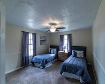 3br, 2ba, 6 Beds, 5 Min From Fort Novose - Daleville - Bedroom