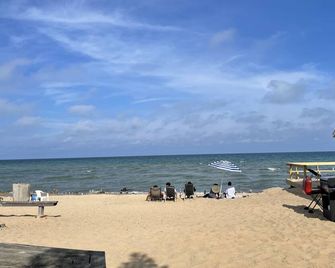 Two Bedroom Cabin On The Beach, sleeps 6 - Oscoda - Pláž