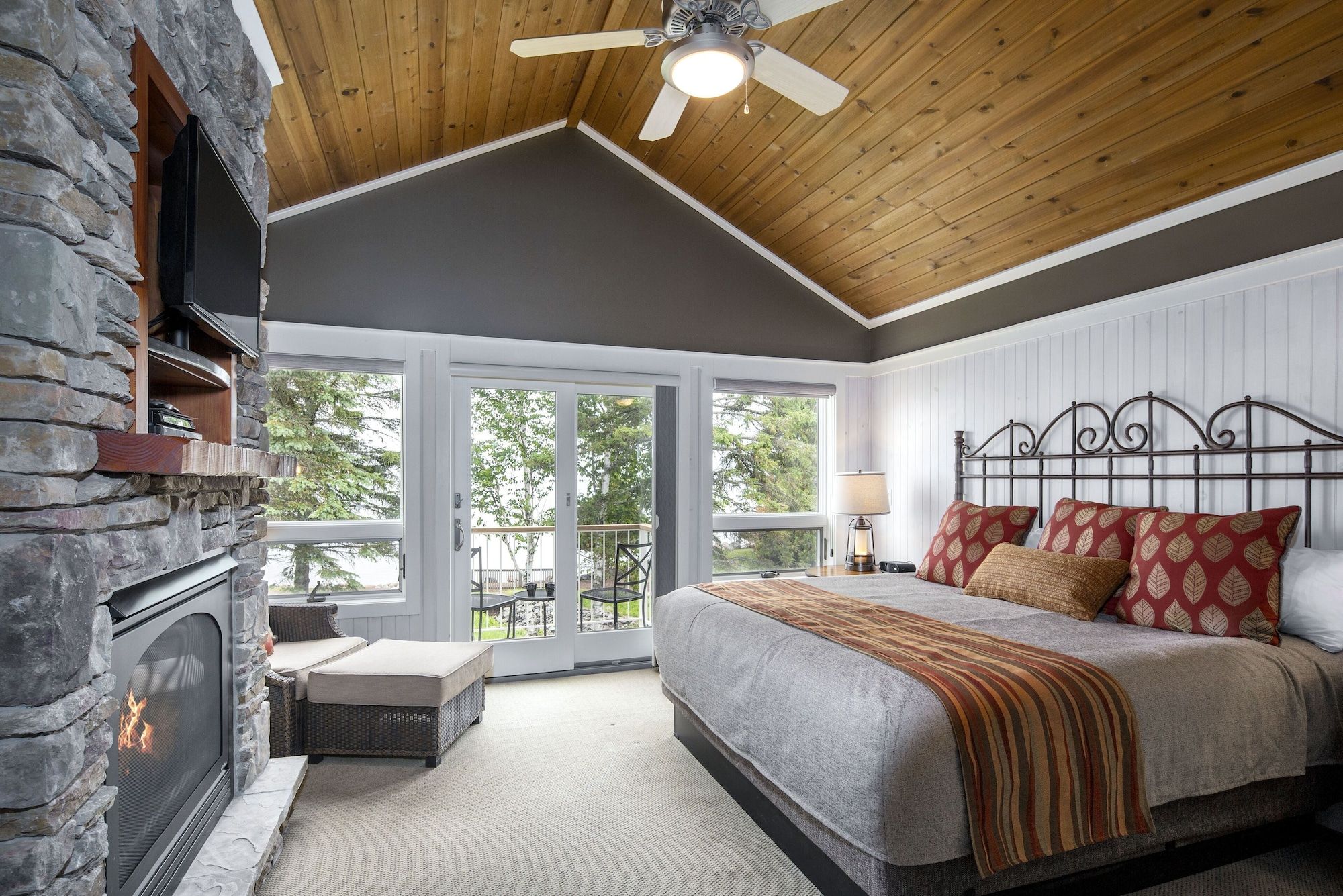 Larsmont Cottages - Two Harbors - Bedroom