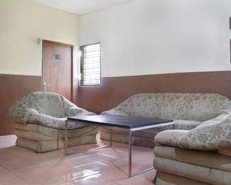 OYO 145 Wisma Syariah Cmc - Pamulang - Sala de estar