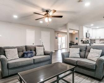 Spacious 3 bedroom house with Beautiful Kitchen - Flower Mound - Living room