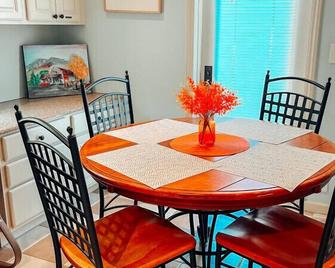 Cozy Guest House Studio Apartment - Greensboro - Dining room