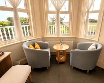 Devonia - Eastbourne - Living room