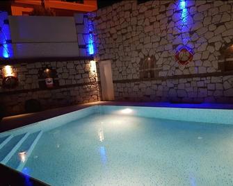 Hotel Doga - Cesme - Bể bơi