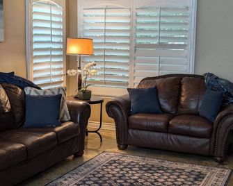 3-bedroom pool house in amazing Ontario with WiFi, AC. Start your getaway now - Ontario - Living room