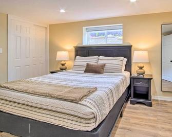 Cozy North Bend Getaway in Walkable Location! - North Bend - Bedroom