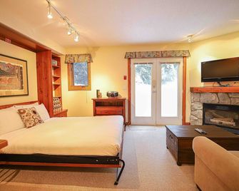 Bright And Central Studio With Private Hot Tub - Sun Peaks - Bedroom