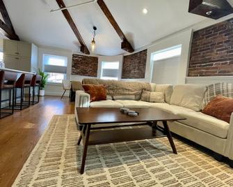 Penhallow Suite Downtown Portsmouth - Portsmouth - Living room