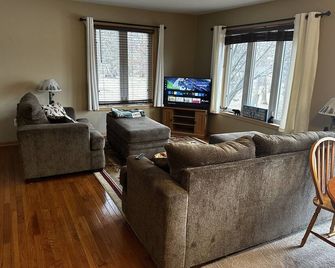 Charming 2-bedroom house with WiFi, AC on Knife Lake in Mora Minnesota. - Mora - Sala de estar