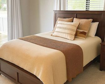 2BR Getaway for Families Lake & Pool View Pets Beach W&D & Slip Trailer Parking - Osage Beach - Habitación