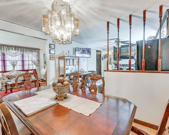 Vintage Windsor Home Private Yard and Covered Deck - Windsor - Dining room