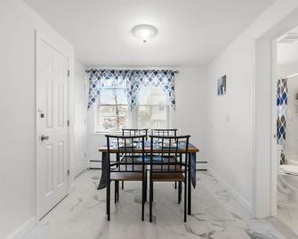 Comfy Cozy retreat - NYC & NWK w free parking - Bayonne - Jadalnia
