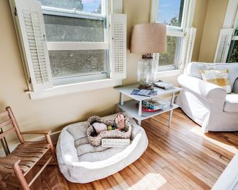 Pet-Friendly Getaway in Historic East Haddam Home - East Haddam - Living room