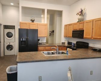 #26 Downtown Apartment with city views - Lorain - Cocina
