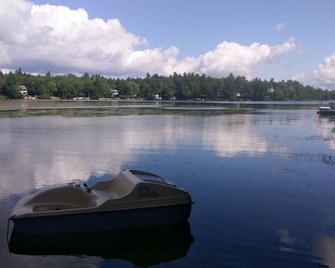 Waterfont Log Home Nestled In The Pines - Rindge - Vista del exterior