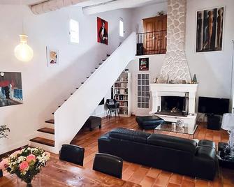 Villa Tout Confort, 3 Chambres, Piscine, au Calme et Jardin Arboré - Saint-Didier - Living room