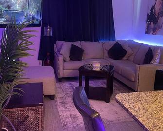 Cozy Paradise - Prime Location - Frisco - Living room