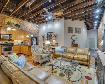 Bordertownloft Downtown-King Bed, Casino-Shops - Bristol - Living room