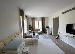 Feel Good Luxury Villa with Private Pool - Abu Dhabi - Living room