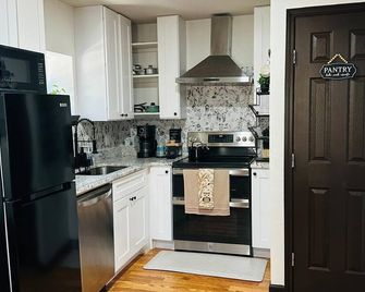 Cozy two story cabin retreat surrounded by nature - Waco - Kitchen