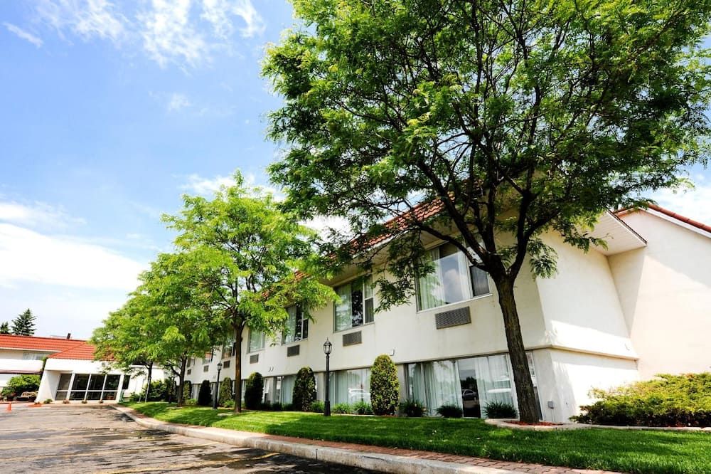 أدامز إيربورت إن