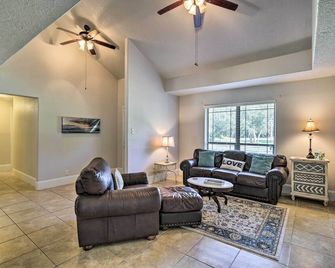 Spacious Seabrook Home with Patio 1 Mi to Beach! - Seabrook - Living room