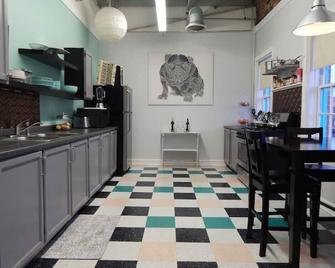 Retro Hipster: Close to downtown, dining and fun - Salisbury - Kitchen