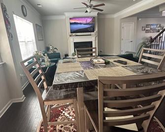 Charming queen bedroom suite with private & peaceful backyard near Atlanta - Mableton - Dining room