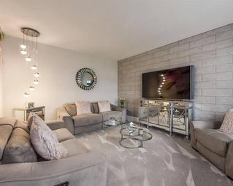 Barfoot Close - Waterlooville - Living room