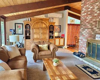 Cozy 4 BR home with hot tub in Weston near 4 ski areas & many hiking trails! - Weston - Living room