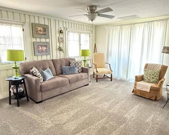 Long Lake Getaway-Hot Tub-Pet Friendly-Near Alpena - Alpena - Wohnzimmer